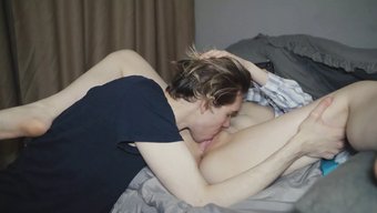 大学生被她的奴隶男友...