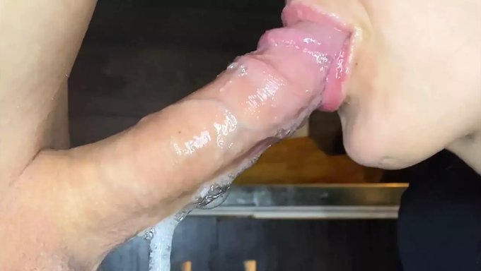 Kittyelfia热情的口交技巧导致了面部射精和吞咽