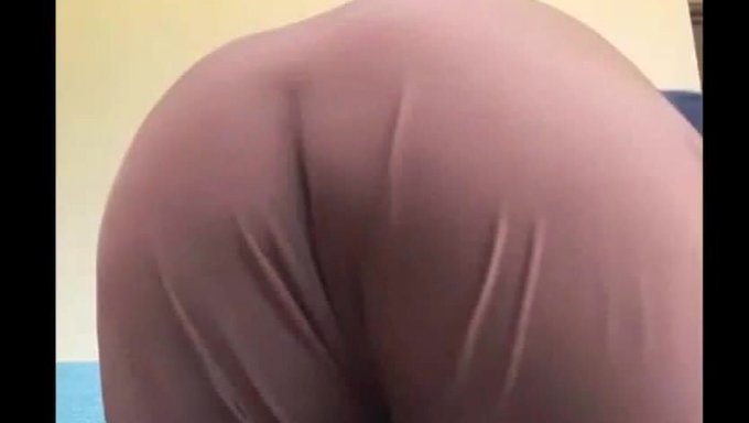 黑人美女炫耀她的大而弹跳的屁股