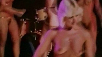 软核英国脱衣舞娘的最佳表演