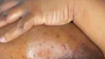 黑色大奶子在自制视频中弹跳