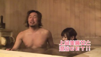 热辣的澡堂里等待着大...