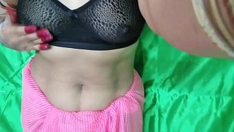 成熟的熟女被邻居操她的阴道