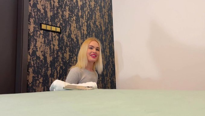 穿着透明裙子的金发美女在狂欢活动中准备好情色表演