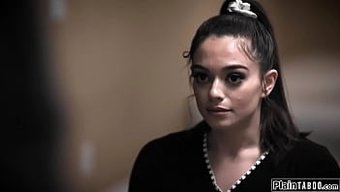 一个年轻女孩被她老师...