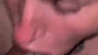 美丽的褐发女郎被操喉...