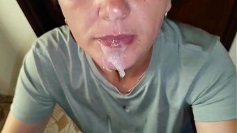 不忠的成熟女人被一个...