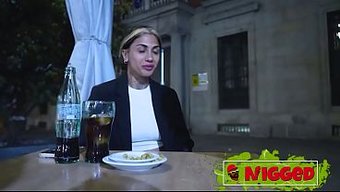 穿着情趣内衣的骚货们隔着黑色内裤撸起鸡巴,互相挑逗,玩得欲仙欲死。