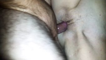 丈夫看着他的妻子从另...