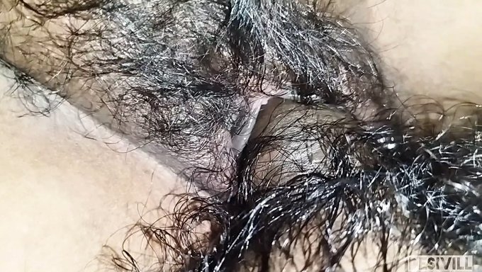 印度妻子与丈夫分享热辣性爱的近距离视角