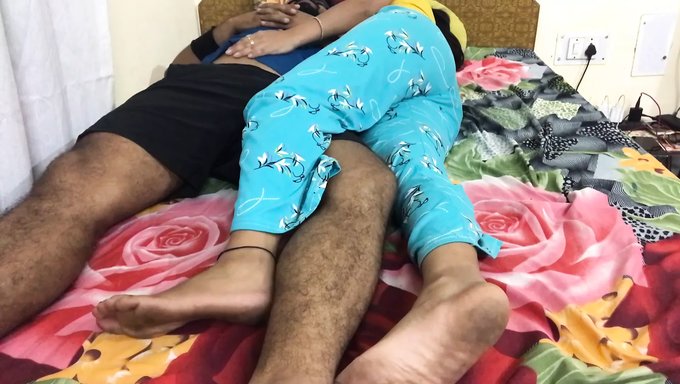 成熟的棕发大学女孩勾引和干她的弟弟