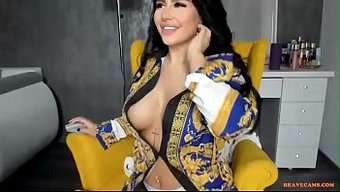 穿着内衣的女孩沉迷于...
