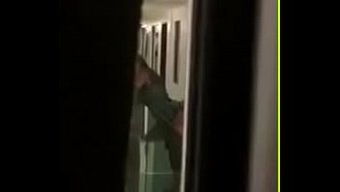 在阳台上被抓到做爱