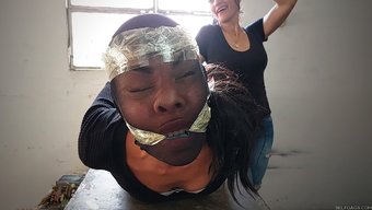西班牙熟女在古怪的b...