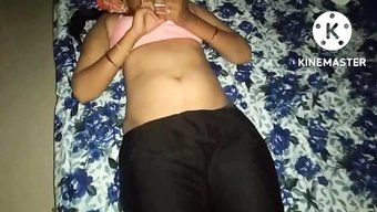 小胸部女孩沉迷于独自玩耍