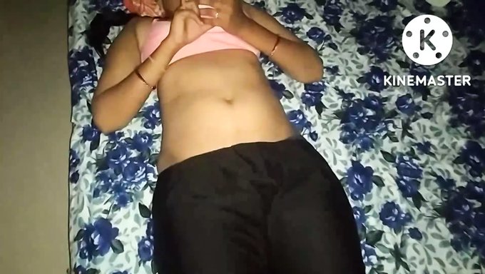 小胸部女孩沉迷于独自玩耍