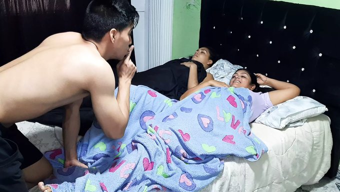 成熟的哥伦比亚继母被我和继妹操了