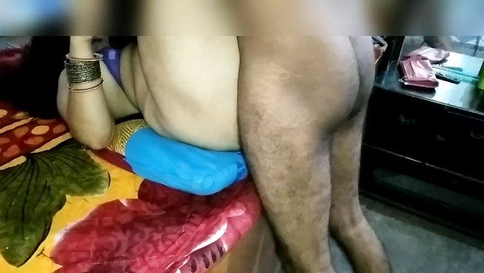 成熟和少女情侣沉迷于激烈的性爱