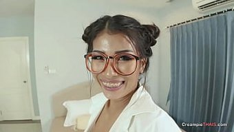 曼谷熟女从学生那里接...