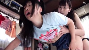 成熟和少女的女同性恋...