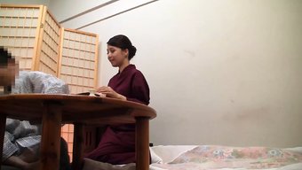 肮脏的女服务员在69...