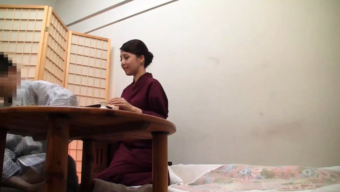 肮脏的女服务员在69姿势中给了一个懒散的口交