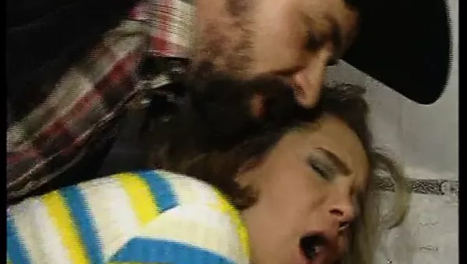 德国业余选手约翰尼与淫荡的熟女体验强烈的肛交