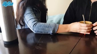深色头发的学生在铁杆...