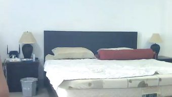 成熟的男人享受与年轻...