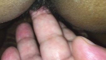 亚洲少女在自制视频中...