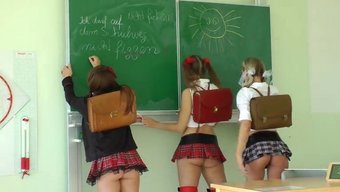 少女在教室里给脚交