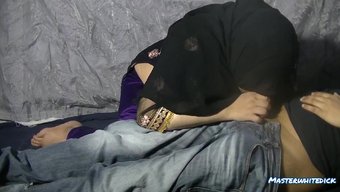 一个胸部丰满的熟女被...