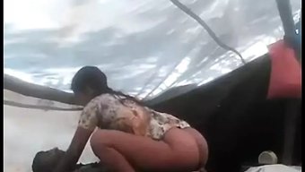 紧身印度女友第一次与...