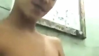 Indo在浴室里与女...