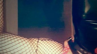 羞辱的女人用震动棒游...