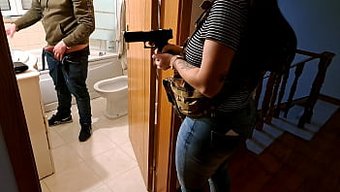 业余男子在办公室被女...