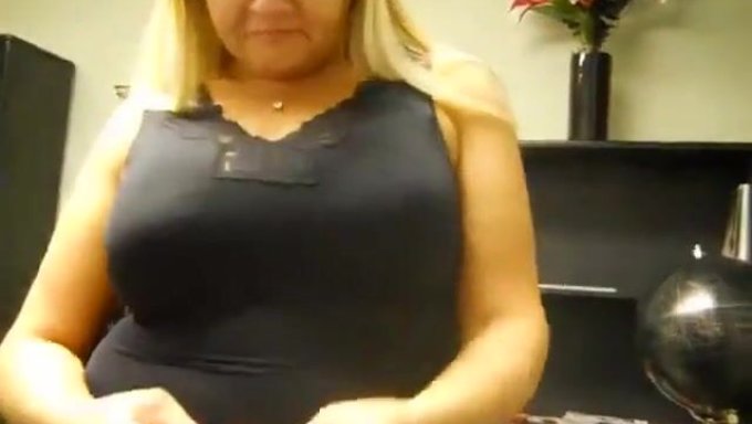 拥有大自然乳房的金发熟女在网络摄像头上炫耀