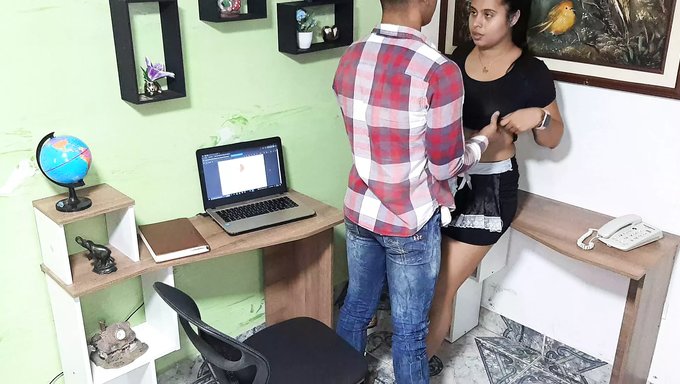 我在工作场所与我的秘书粗暴做爱