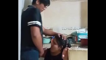 女仆差点被一根巨根抓住