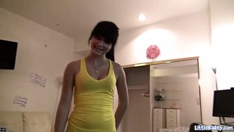 可爱的小胸部少女享受...