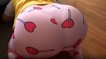 大屁股女孩被继兄弟操...