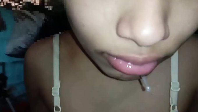 印度少女用男人的阴茎自慰,嘴巴被精液填满
