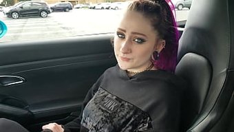 妈妈为女儿买了她的第...