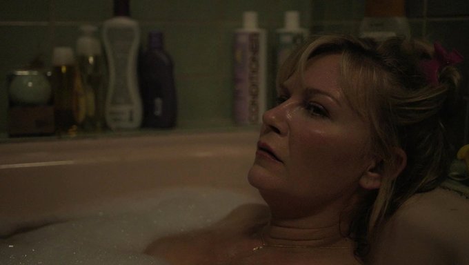 Kirsten Dunst的大自然乳房和裸体浴缸场景第一季第一集