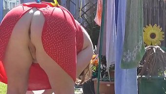 穿着蕾丝内衣,H.在...