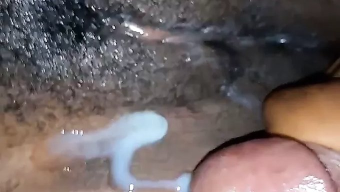 年轻女友用男友的阴茎探索她的性欲
