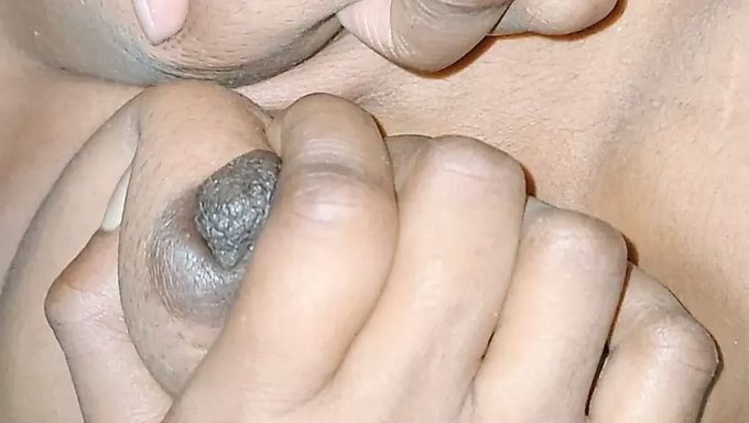 印度女孩在和男友聊天时泄露的视频 - 第8部分。