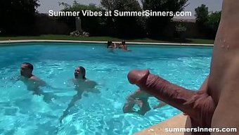 户外泳池派对,吸吮阴...
