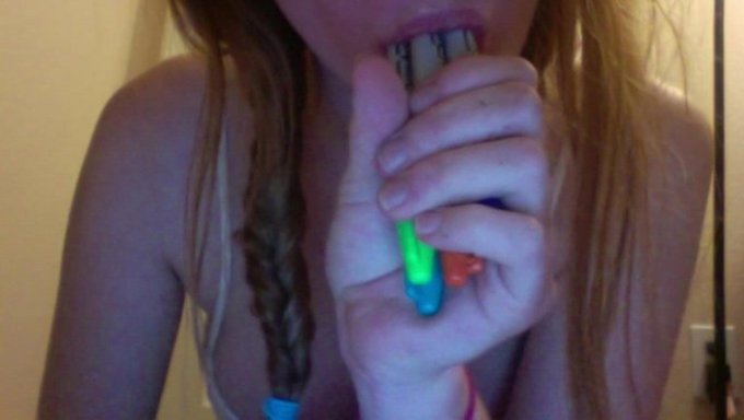 我前任最热门的视频:女孩们自慰和做爱