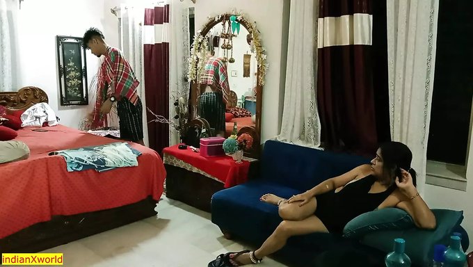 丰满的印度熟女和少女在印地语视频中热情做爱